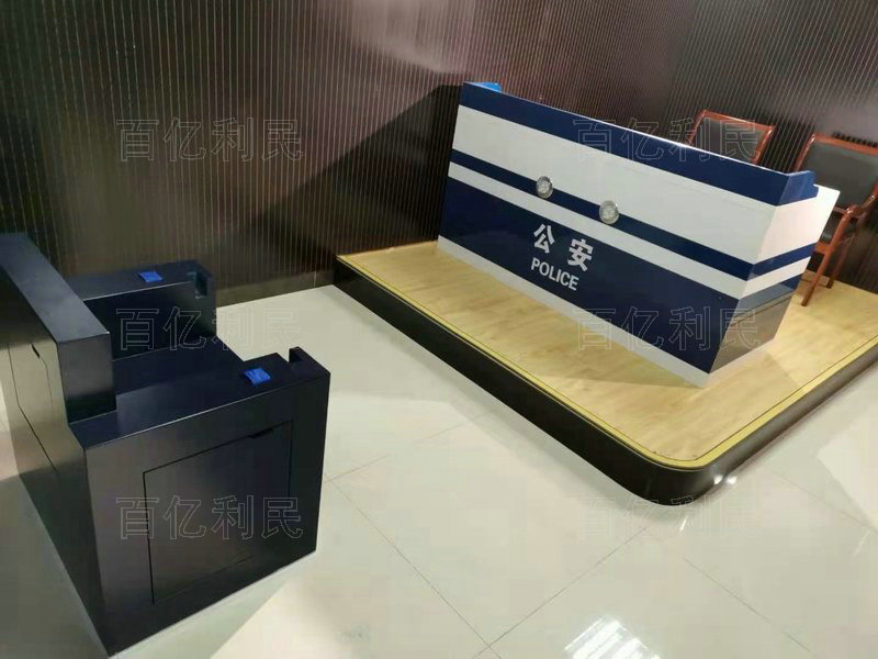 木質審訊桌